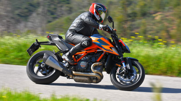 KTM 1290 Super Duke R fahrend auf der Straße