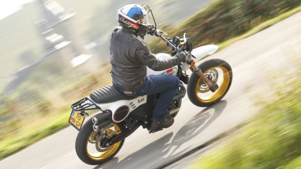 Motorrad Mash X-Ride 650 fährt auf einer Landstraße