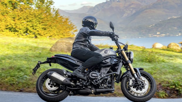 Benelli Leoncino fahrend auf der Straße