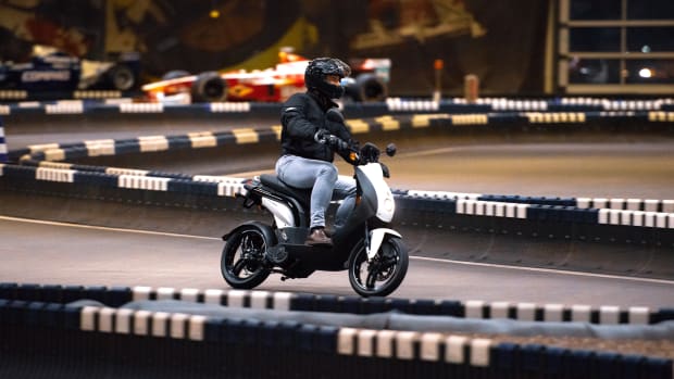 Peugeot E-Ludix seitlich fahrend