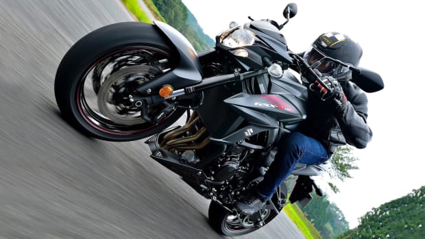 Suzuki GSX S 750 fahrend auf der Straße