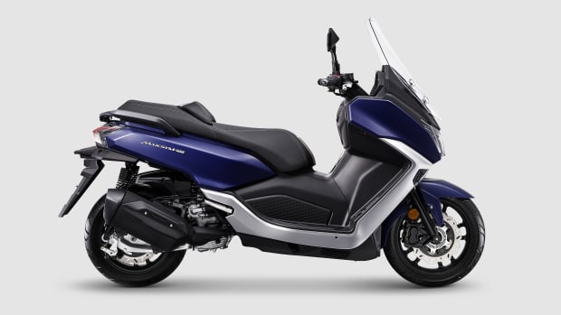 der Sym Maxsym 400 von der Seite