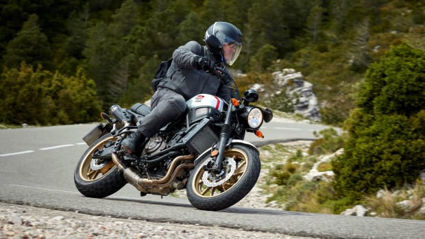 Yamaha XSR 700 fahrend in der Kurve