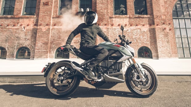 Seitenansicht der Zero SR/F stehend