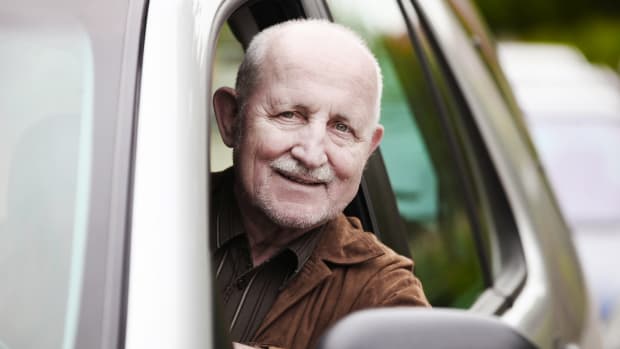 ein älterer Herr am Steuer eines Autos