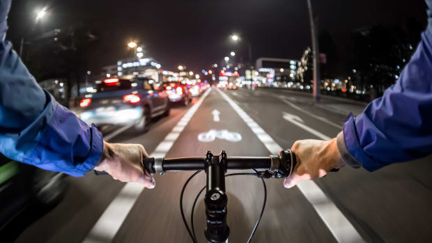 Radfährer fährt auf Radweg in der Nacht