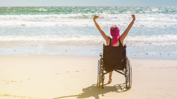Eine Rollstuhlfahrerin am Strand