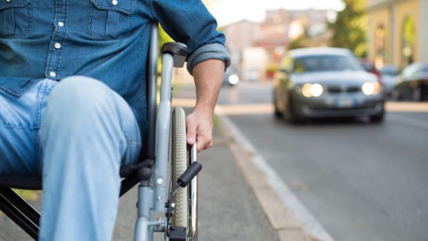 Ein Rollstuhlfahrer im Strassenverkehr
