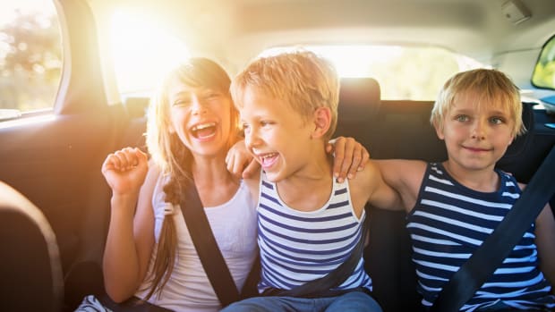 Drei Kinder auf dem Rücksitz eines Autos