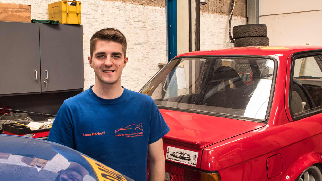 Leon Harhoff in der Garage des ADAC Ortsclubs Scuderia Augustusburg Brühl