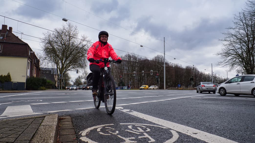 Radfahrerin Anke Preuss auf ihrem Heimweg von Bochum nach Essen