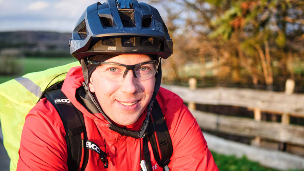 Radfahrer Matthes auf seinem täglichen Arbeitsweg bei Rheinbach in der Voreifel