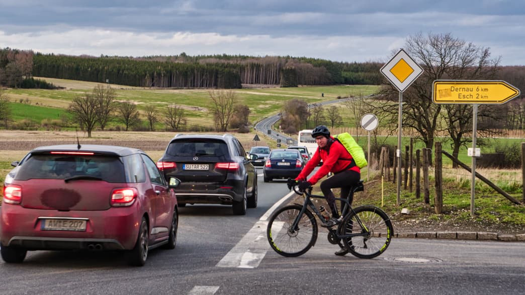 Radfahrer Matthes Heise auf seinem täglichen Arbeitsweg bei Rheinbach in der Voreifel