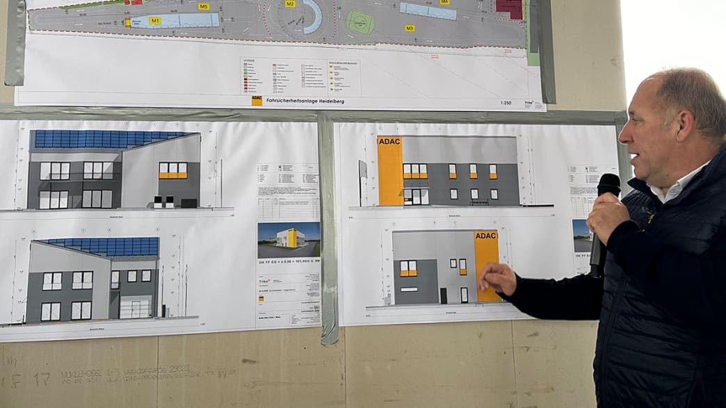 Thomas Hätty, Leiter Fahrsicherheit im ADAC Nordbaden, erklärte das Bauprojekt anhand der Pläne.