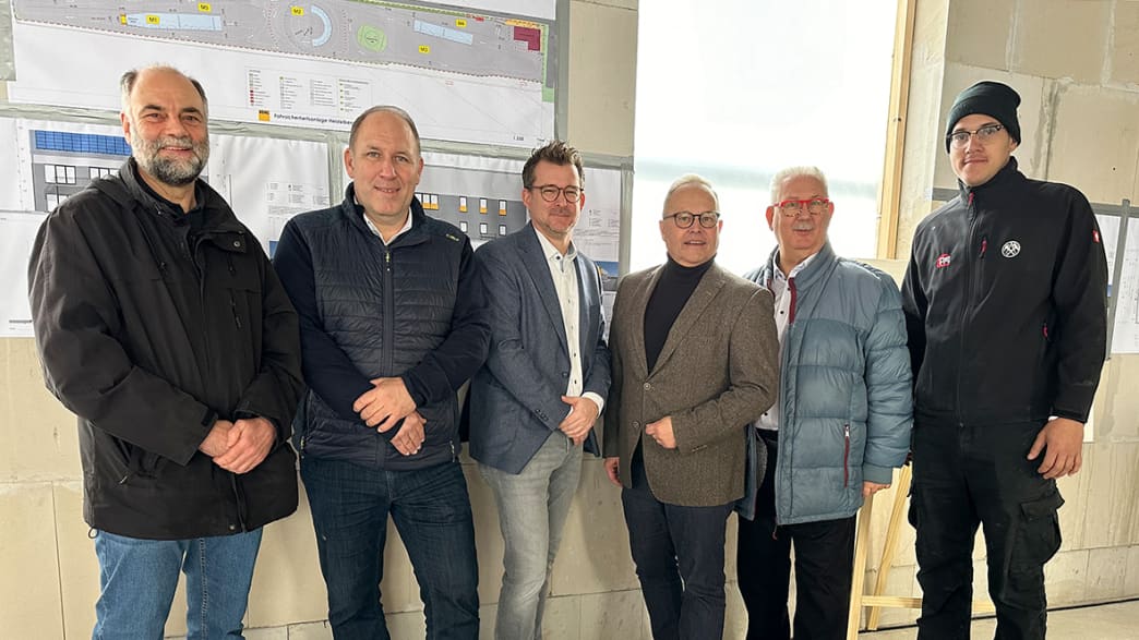 (v.l.n.r.) Klaus Schackers, Leiter Architektur, Ingenieurbüro Tilke, Hoch- und Tiefbau, Thomas Hätty, Leiter Fahrsicherheit, ADAC Nordbaden e.V., Raoul Schmidt-Lamontain, Bürgermeister für Klimaschutz, Umwelt und Mobilität, Heidelberg, Matthias Schmitting, Geschäftsführer, ADAC Nordbaden e.V., Hans Weber, Vorsitzender, ADAC Nordbaden e.V.• Jose Soares, Dachdeckermeister, S. Schott, Dachdecker Meisterbetrieb, Worms