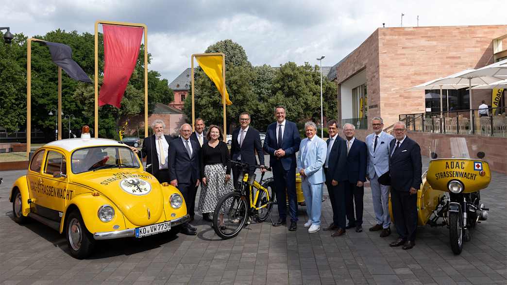 Die Vorstände beider Regionalclubs mit Ministerpräsident Alexander Schweitzer (Mitte).