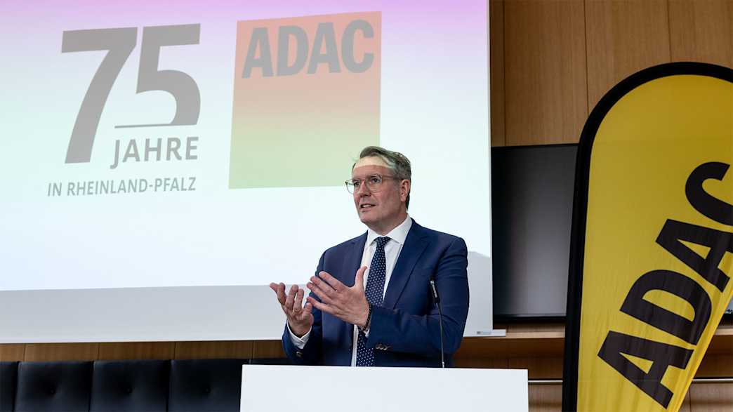Ministerpräsident Alexander Schweitzer hob in seiner Rede die Bedeutung des ADAC als Mobilitätsdienstleister für Rheinland-Pfalz hervor.