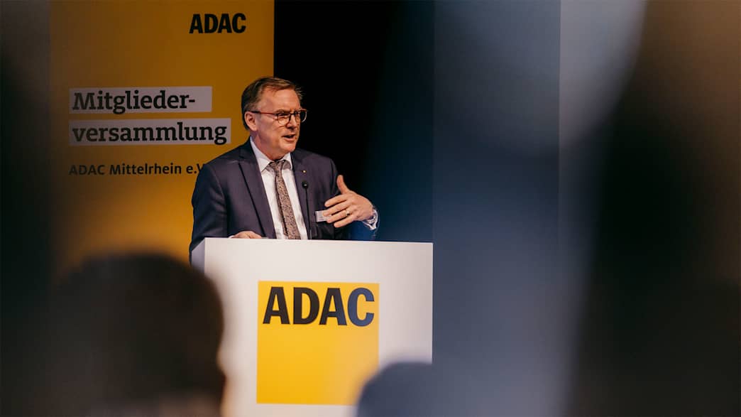 Prof. Dr. Peter König bei seiner Rede vor den Delegierten.