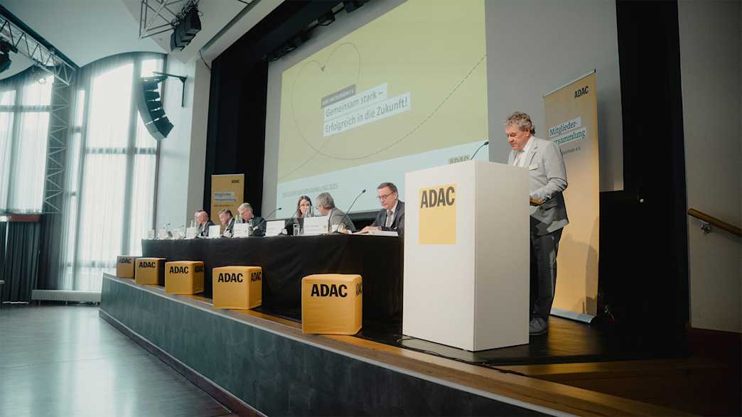 Das Podium mit Vorstand und Geschäftsführung des ADAC Mittelrhein e.V. bei der Mitgliederversammlung in Bingen.