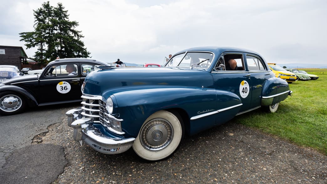 Cadillac Series 62, Baujahr 1947: Ein weiteres Bild dieses beeindruckenden Cadillacs, der neben anderen klassischen Fahrzeugen auf einer Wiese steht und den Glanz vergangener Zeiten repräsentiert.