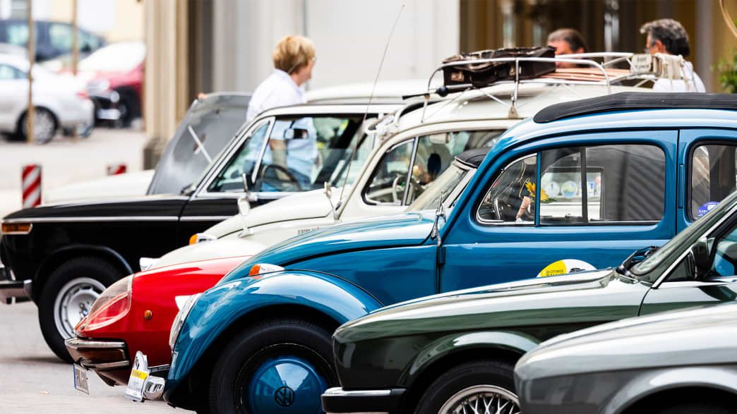 Oldtimer reihen sich in Bad Ems auf.