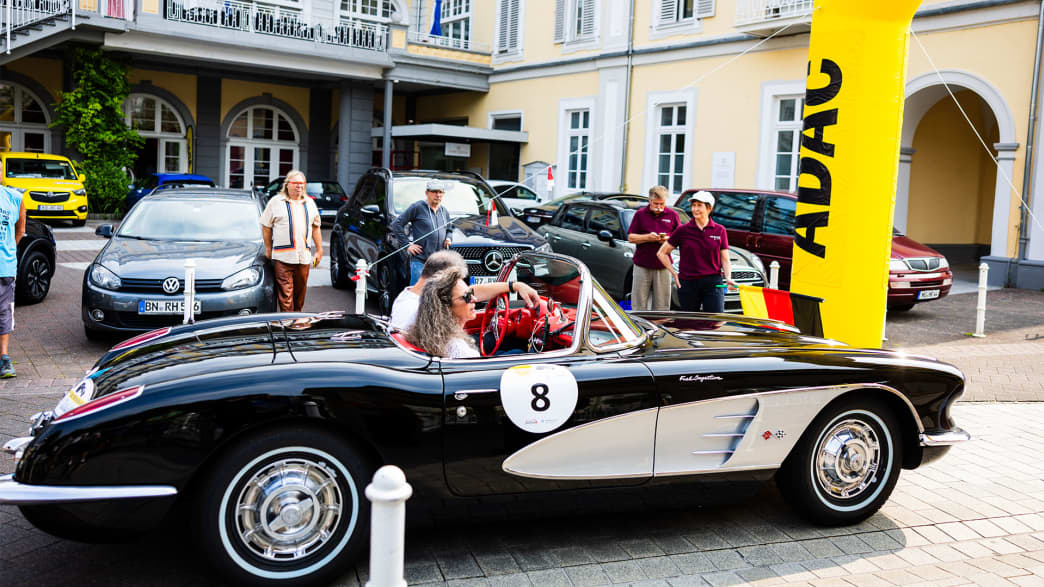 Chevrolet Corvette C1, Baujahr 1958: Diese schwarze Corvette steht für den amerikanischen Traum und den Geist der 50er Jahre mit ihrem markanten Design und leistungsstarken Motor.