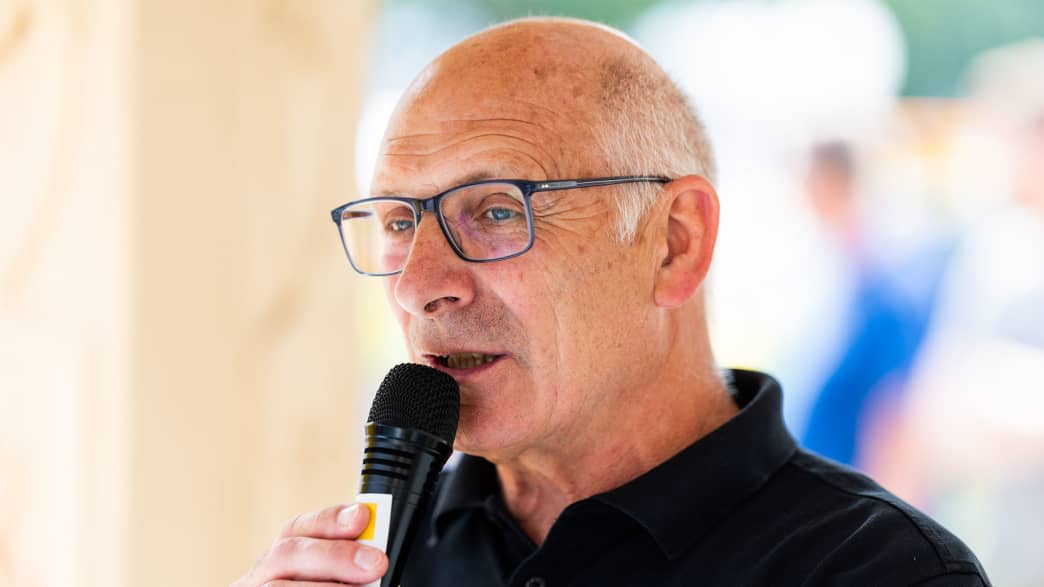 Jörg Hennig, Vorstand Sport beim ADAC Mittelrhein e.V. begrüßt die Gäste der ADAC Mittelrhein-Classic.