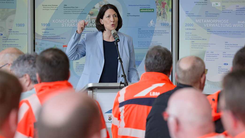 Ministerin Daniela Schmitt hält eine Rede vor den Straßenwärtern.