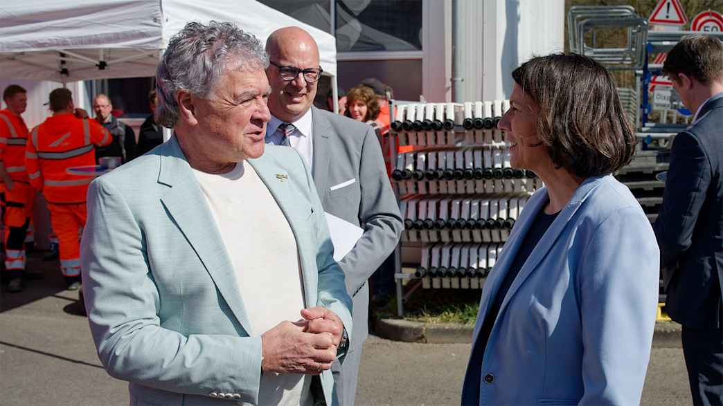 Rudi Speich unterhält sich mit Ministerin Daniela Schmitt.