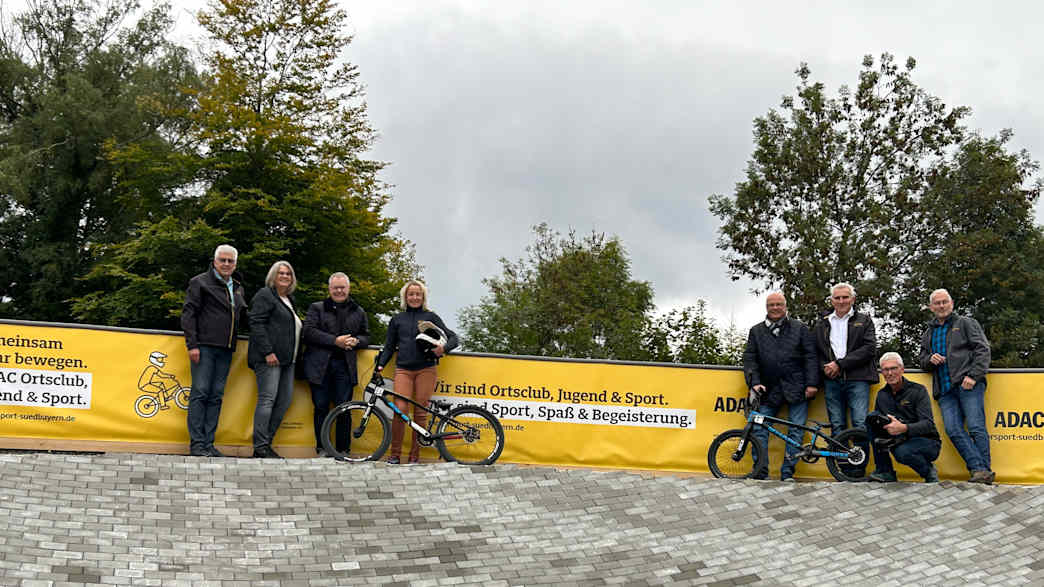 Der Ortsclubausschuss besuchte die neue BMX-Anlage (v.l.n.r.): Manfred Sensburg (stellvertretender Vorsitzender), Sabine Hinrichs (Ortsclubregionalbeauftragte), Björn Dosch (Geschätfsführer), Isolde Holderied, James Wallner, Charly Baptist (alle Ortsclubregionalbeauftragte), Martin Krisam (Vorstand für Ortsclubarbeit) und Marcus Dums (Ortsclubregionalbeauftragter).