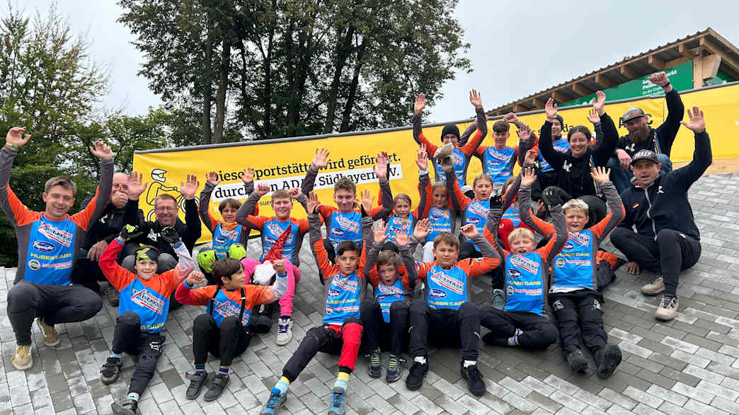Das Team des MC Peißenberg freute sich über die Eröffnung der ADAC Kurve