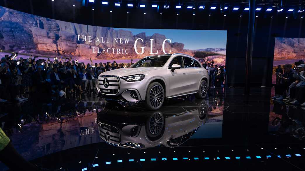 Mit dem vollelektrischen GLC hat Mercedes-Benz gleich den direkten Konkurrenten des BMW iX3 vorgestellt.