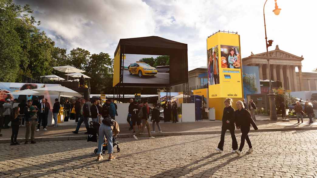 Der ADAC steht mit seinem Stand auf dem Open Space den Besuchern zu allen Themen rund um die Mobilität Rede und Antwort.