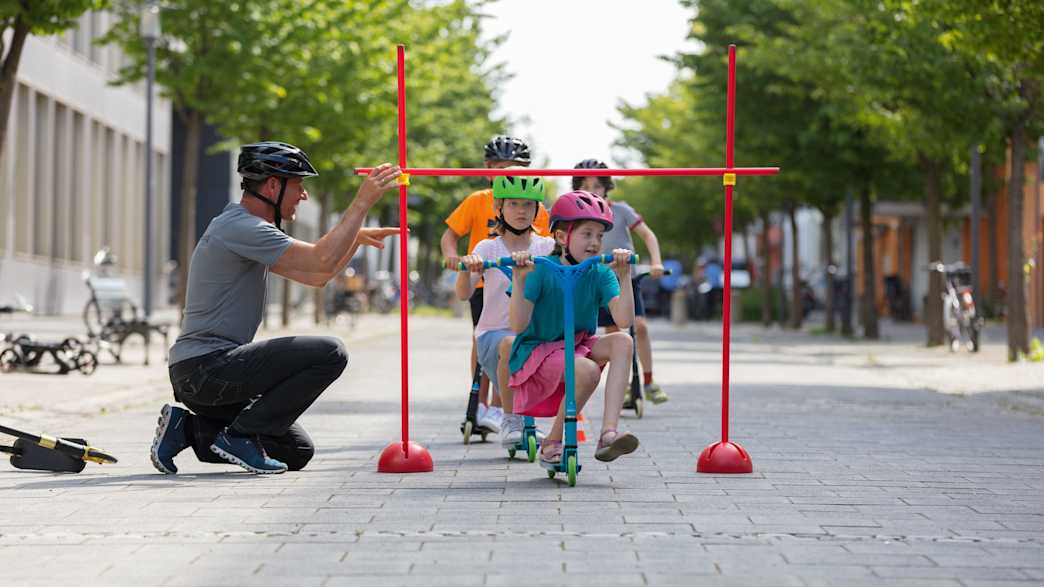 „Roller Fit“ bringt Schwung in den Unterricht: Grundschulkinder entdecken auf dem Tretroller spielerisch die Welt der sicheren Mobilität.
