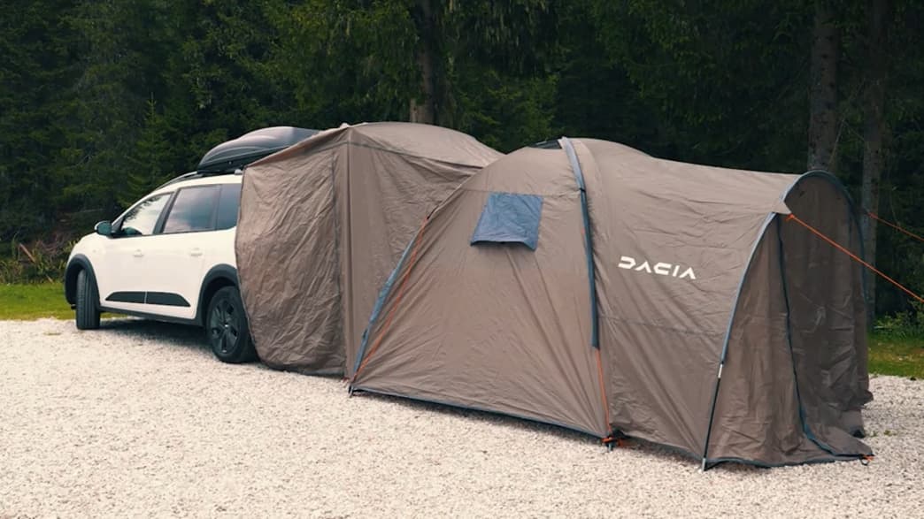 dacia jogger mit heckzelt und dachbox