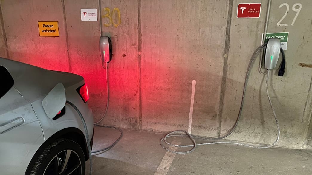 Ladestationen sind in der Hoteltiefgarage vorhanden, befinden sich aber noch im Stadium der Erstausstattung.