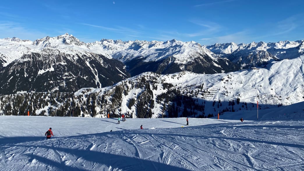 Bereit zur Abfahrt mit herrlichem Ausblick auf die Bergregion der Silvretta.