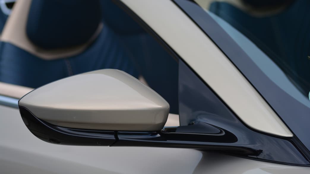 Detail des Außenspiegels des Aston Martin DB11 Volante