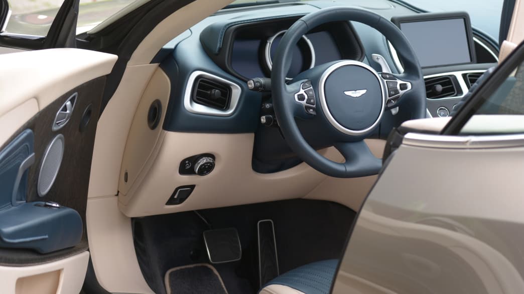 Cockpit des Aston Martin DB11 Volante