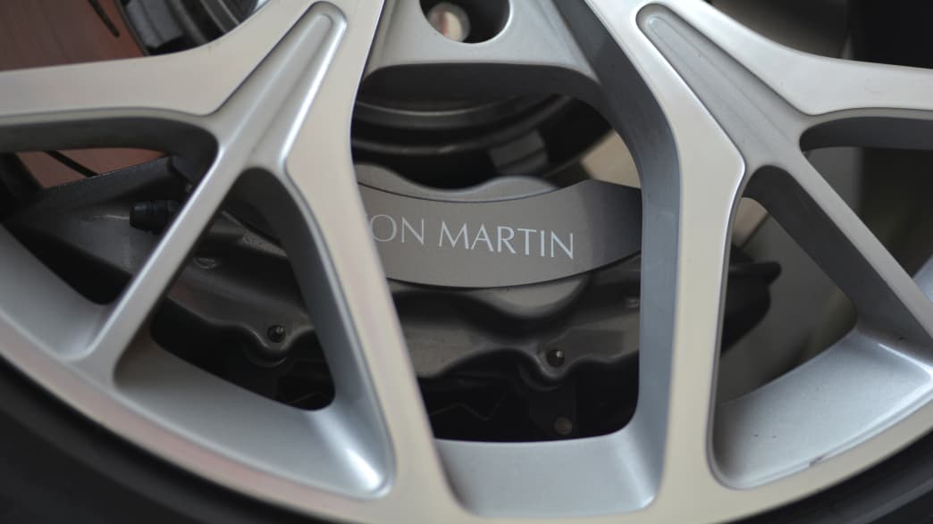 Detail der Felge des Aston Martin DB11 Volante