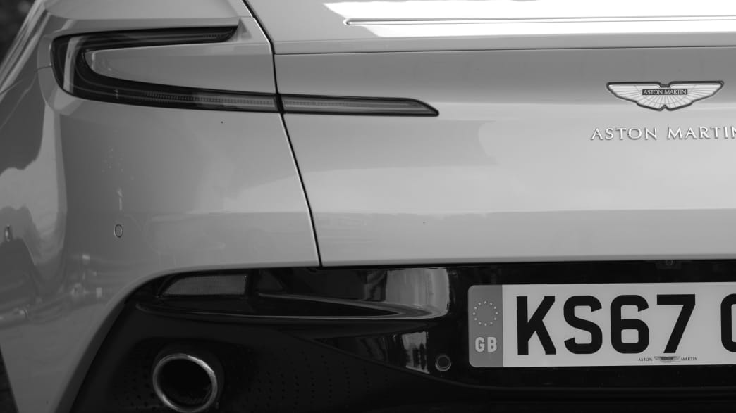 Heckansicht des Aston Martin DB11 Volante