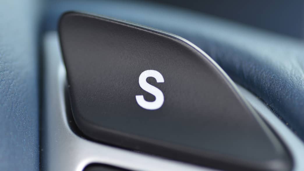 Detail eines Schalter im Aston Martin DB11 Volante