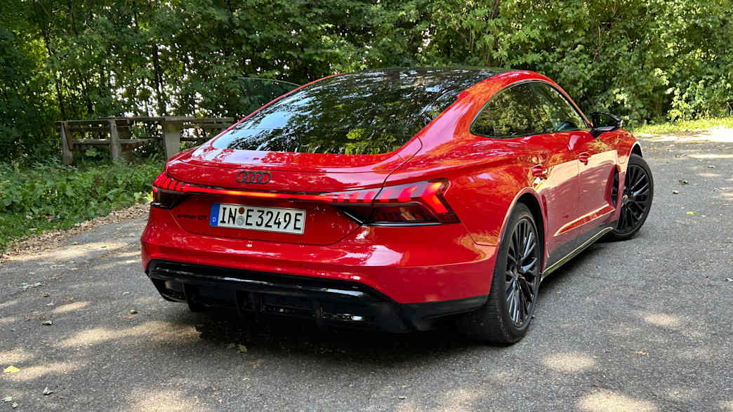 Heckansicht eines Audi e-tron GT nach Facelift