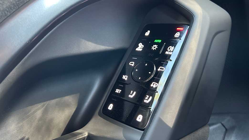 Bedienelemente an der Tür eines Audi Q5