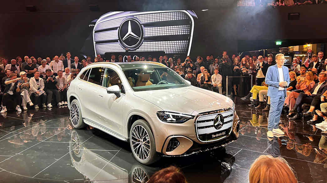 Front und Seitenansicht eines stehenden Mercedes GLC auf der IAA 2025