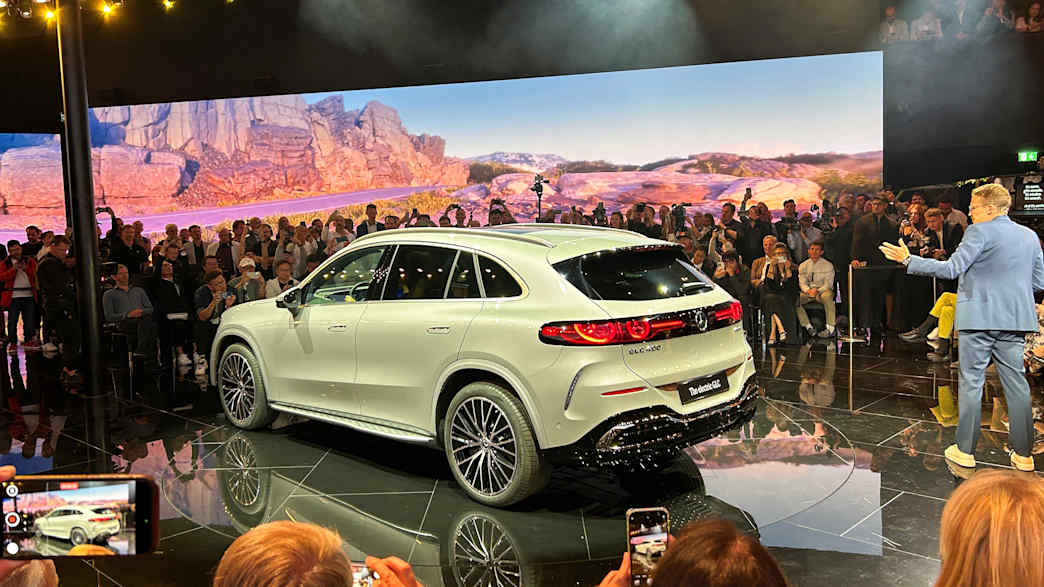 Heck und Seitenansicht eines stehenden Mercedes GLC auf der IAA 2025