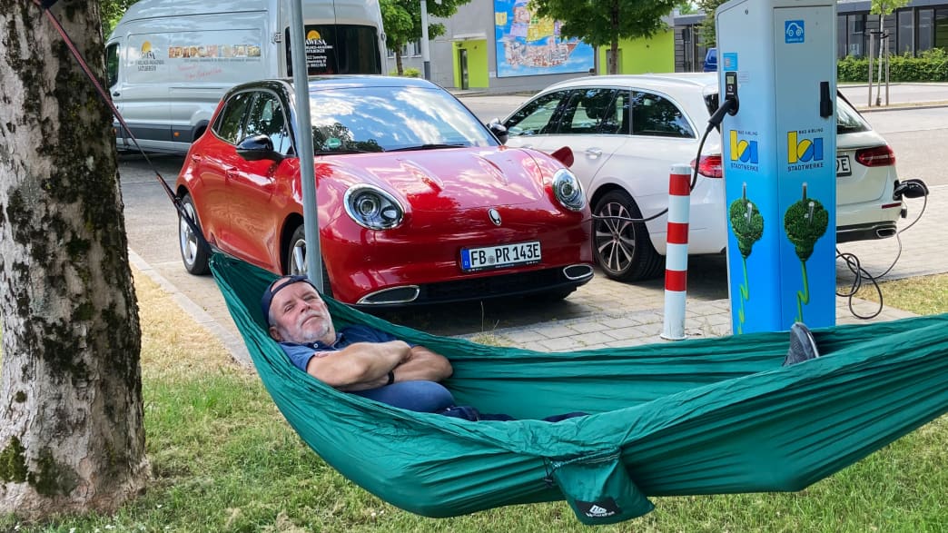 Aufnahme des Redakteurs Wolfgang Rudschies, liegend in einer Hängematte.