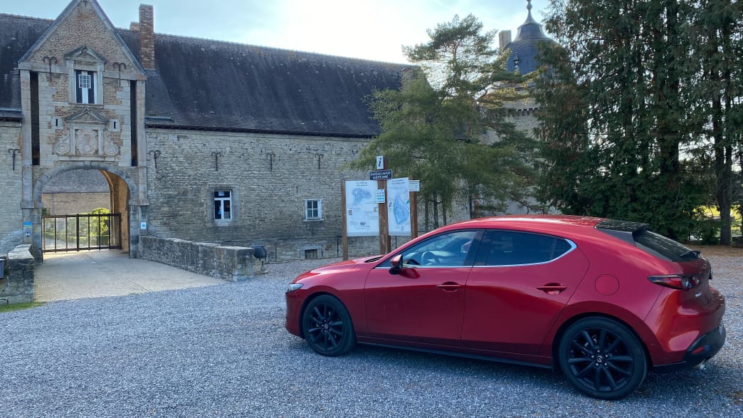 Mazda 3 vor einem historischen Gebäude