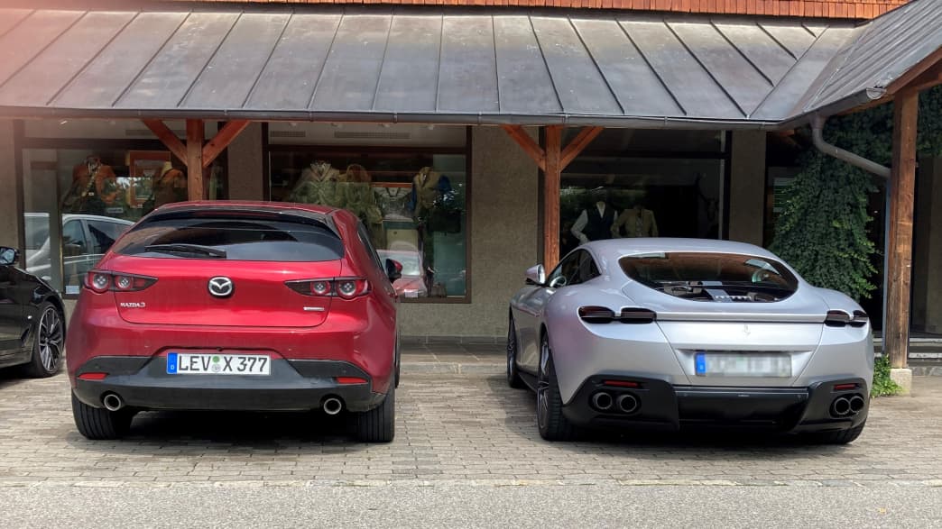 Mazda 3 neben einem Ferrari