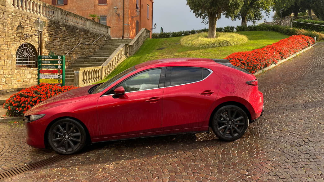 Mazda 3 bei einem Golfplatz